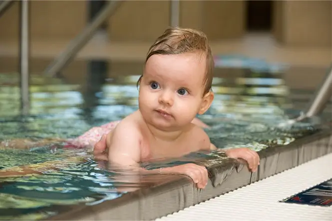 Babyschwimmen im Gesunheits- und Wellnesszentrum